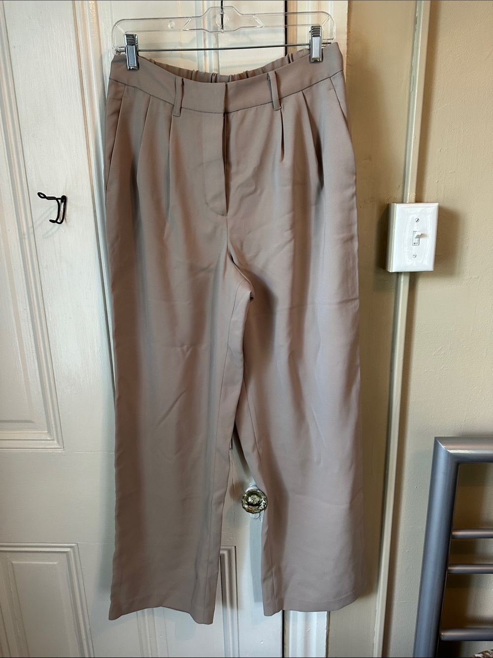 NWT relaxed women’s beige pleated trousers